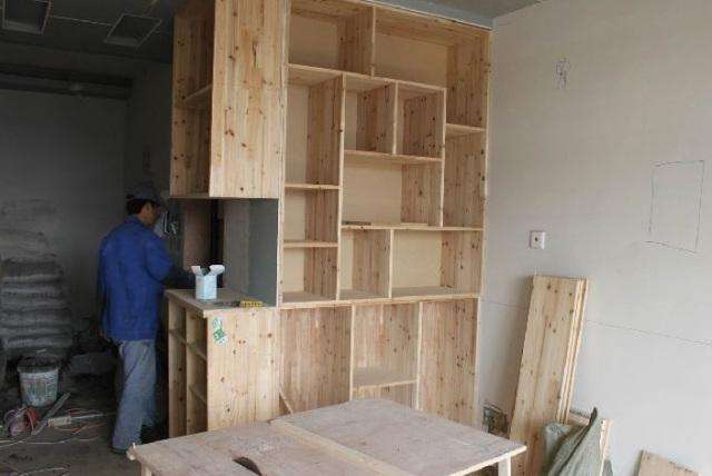 家裝柜子是請(qǐng)木工打柜子好還是全屋定制柜子好，哪種更劃算