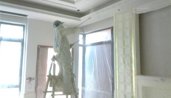 裝修施工：粉刷墻面是用滾輪粉刷還是用機(jī)器噴涂？哪種更好？