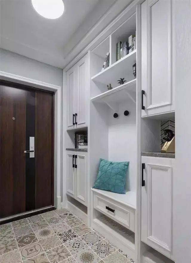 玄關(guān)怎么設(shè)計(jì)比較好看實(shí)用？鞋柜換鞋凳成標(biāo)配 收納功能更是強(qiáng)大